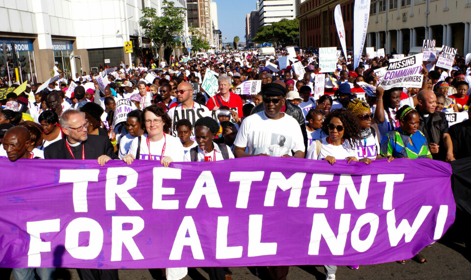 Enormt mye har skjedd i kampen mot hiv/aids, men fortsatt har mange av verdens smittede ikke tilgang til behandling. Her fra en marsj i Durban i Sør-Afrika, der den 21. verdenskonferansen om aids ble holdt i juli. Enormt mye har skjedd i kampen mot hiv/aids, men fortsatt har mange av verdens smittede ikke tilgang til behandling. Her fra en marsj i Durban i Sør-Afrika, der den 21. verdenskonferansen om aids ble holdt i juli.