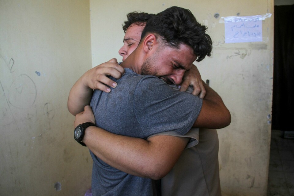Palestinere i tårer etter at Israel har rammet en skole som huset flyktinger i byen Jabalia nord i Gaza denne uka. .