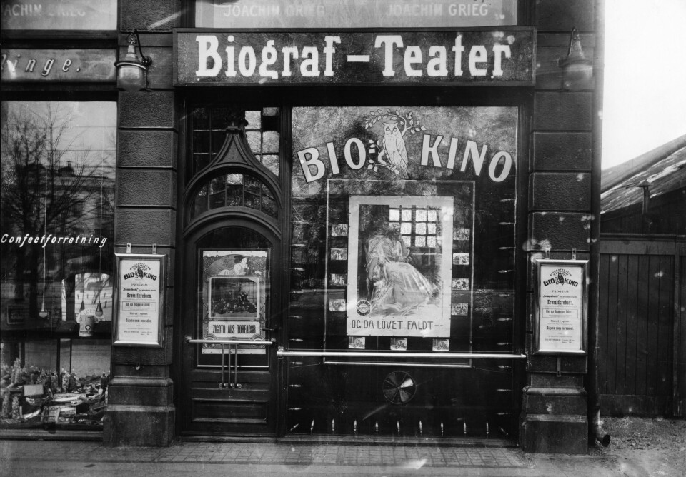 BIOGRAF-TEATER, CA. 1912: Stortingsgata har vært litt av ei kinogate: Kristianias første, faste kino, Kinematograf- Teatret, ble etablert i nr. 12 i 1904. I nr. 4 kom Kosmorama, i nr. 10 National, seinere Boulevardteatret, i nr. 16 Cordial, seinere Casino. Avbildede Biograf-Teatret lå i nr. 14. BIOGRAF-TEATER, CA. 1912: Stortingsgata har vært litt av ei kinogate: Kristianias første, faste kino, Kinematograf- Teatret, ble etablert i nr. 12 i 1904. I nr. 4 kom Kosmorama, i nr. 10 National, seinere Boulevardteatret, i nr. 16 Cordial, seinere Casino. Avbildede Biograf-Teatret lå i nr. 14.
