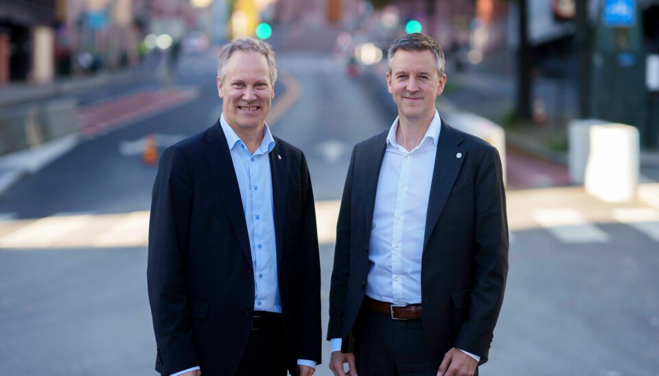 Samferdselsminister Jon-Ivar Nygård (Ap) (t.v.) og kommunalminister Erling Sande (Sp) gir grønt lys for mer penger til fylkesveiene. Samferdselsminister Jon-Ivar Nygård (Ap) (t.v.) og kommunalminister Erling Sande (Sp) gir grønt lys for mer penger til fylkesveiene. Foto: Cornelius Poppe / NTB