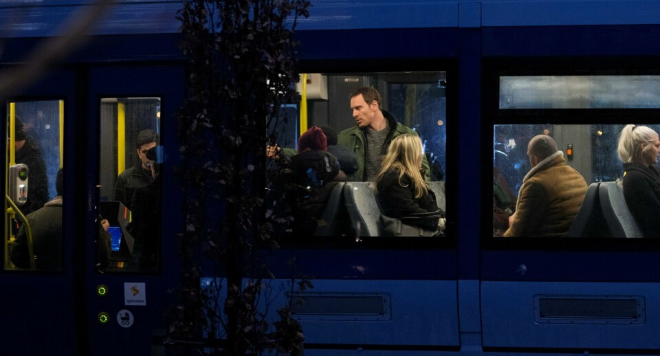 Hollywood-storfilm spilt inn i Oslo med over 40 millioner i norsk statsstøtte: «Snømannen», her med hovedrolleinnehaver Michael Fassbender på Oslo-trikken.