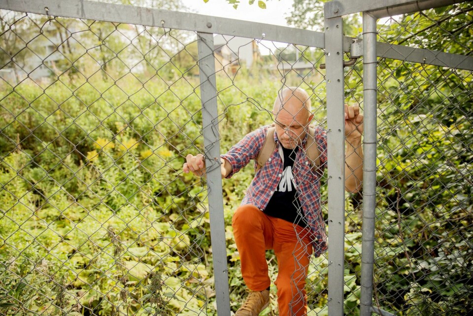 Bystyrerepresentant Harald Nissen tar ikke fem øre for å snike seg gjennom nettinggjerdet og beskue Brakkebygrenda-tomta i Gamlebyen. Bystyrerepresentant Harald Nissen tar ikke fem øre for å snike seg gjennom nettinggjerdet og beskue Brakkebygrenda-tomta i Gamlebyen.