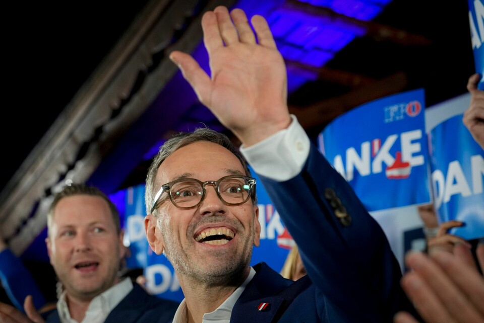 Frihetspartiets leder Herbert Kickl ble møtt av en jublende forsamling da valgseieren var et faktum. Bildet viser Herbert Kickl, leder av Frihetspartiet i Østerrike. Her vinker han til støttespillerne sine.