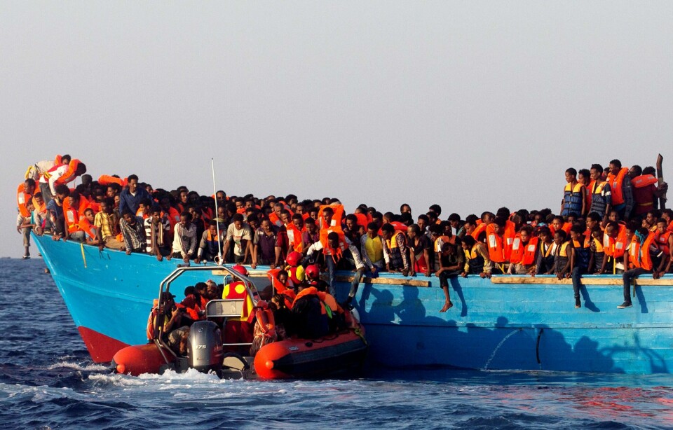 En båt fra den spanske organisasjonen Proactiva hjelper migranter fra Eritrea på en overfylt båt utenfor kysten av Libya i slutten av august.