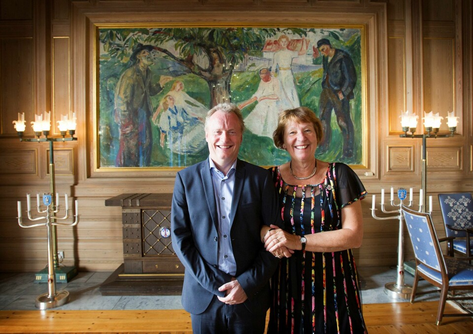 POLI(ELLER ROMAN-)TIKK: - Jeg står naturlig på Raymond Johansens venstre side, sier ordfører Marianne Borgen.