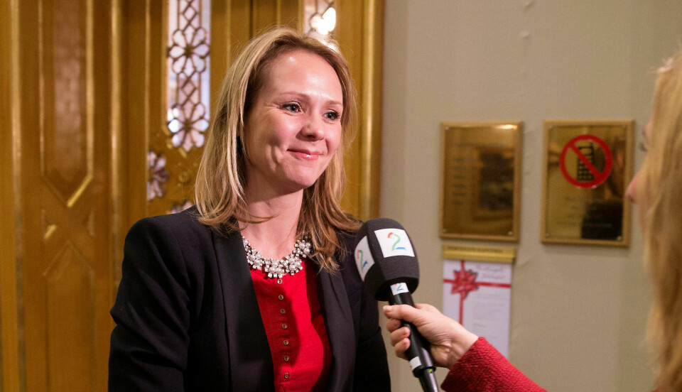 Kulturminister Linda Hofstad Helleland er ofte omgitt av en flokk journalister. Nå blir flokken mindre og mindre. Kulturminister Linda Hofstad Helleland er ofte omgitt av en flokk journalister. Nå blir flokken mindre og mindre.