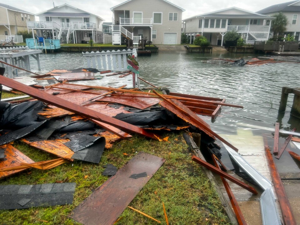 Ødeleggelser utenfor flomrammede hus i South Carolina mandag. Ødeleggelser utenfor flomrammede hus i South Carolina mandag. Foto: Jason Lee / The Sun News / AP / NTB