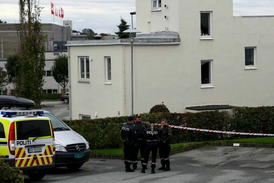 38-åringen er nå tiltalt for grov kroppsskade med døden til følge. Her er politiet på stedet etter at samboeren hans ble funnet død i nærheten av parets bolig i Bryne den 2. oktober i fjor. Foto: Magnar Larsen