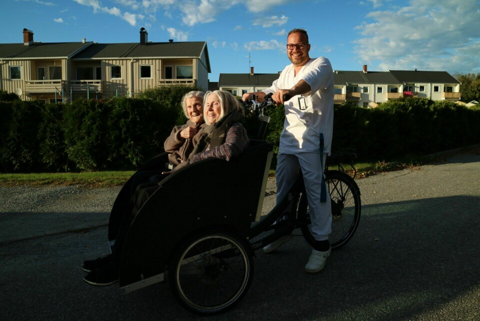 Koser seg i solen. Else Klaunes t.v. og Solvor Elnes på sykkeltur med Josef Hellinger.