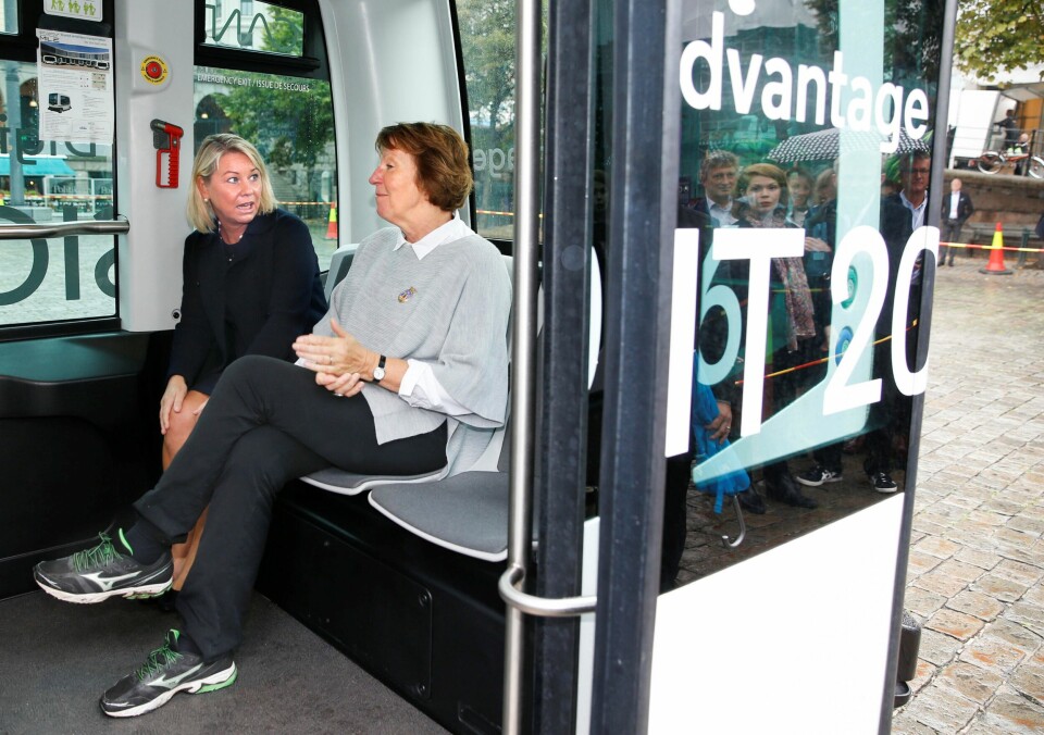Næringsminister Monica Mæland (venstre) og Oslo-ordfører Marianne Borgen viste ingen tegn til panikk da de kjørte førerløs buss på Youngstorget i går. Næringsminister Monica Mæland (venstre) og Oslo-ordfører Marianne Borgen viste ingen tegn til panikk da de kjørte førerløs buss på Youngstorget i går.