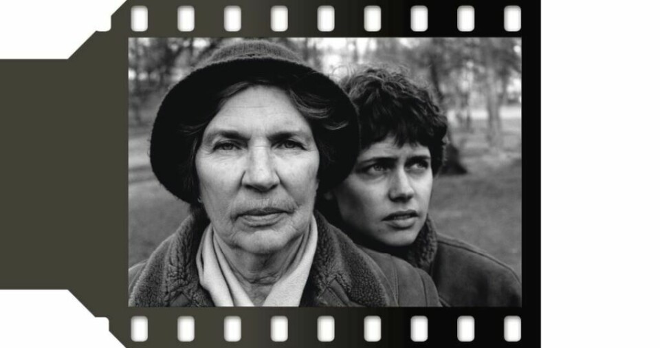 Mimsy Møllers «Selvportrett med mor» fra 1989, innkjøpt av Nasjonalmuseet, peker fram mot hennes nye serie av dobbeltportretter som utstilles på Preus Museums «#JEG – fra selvportrett til selfie» fra neste helg. Mimsy Møllers «Selvportrett med mor» fra 1989, innkjøpt av Nasjonalmuseet, peker fram mot hennes nye serie av dobbeltportretter som utstilles på Preus Museums «#JEG – fra selvportrett til selfie» fra neste helg.