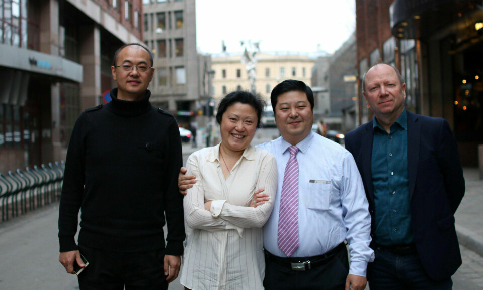 Huang Xin (med slips) har ledet samtalene kineserne har hatt med blant annet Alf S. Johansen (t.h.). På bildet ser vi også Xins assistent Zhang Bin og tolken Julie. Huang Xin (med slips) har ledet samtalene kineserne har hatt med blant annet Alf S. Johansen (t.h.). På bildet ser vi også Xins assistent Zhang Bin og tolken Julie.