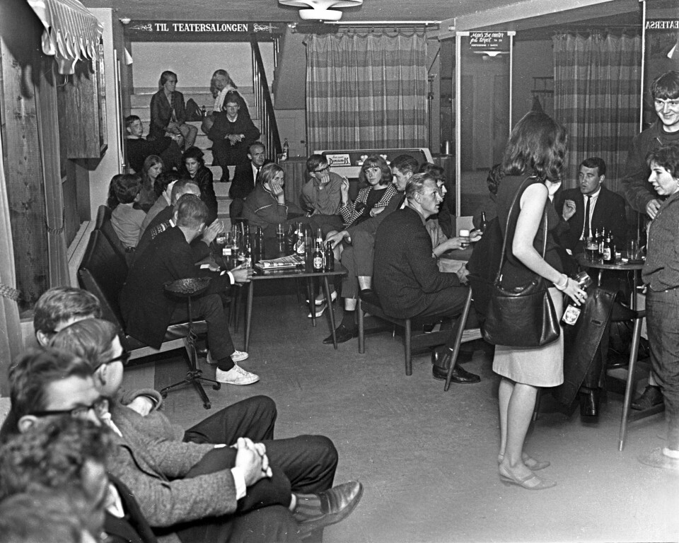 Club 7 i Edderkoppens lokaler, juli 1965. Ifølge boka «Club 7» ble navnet «Club 7» foreslått av lyrikeren Kate Næss og valgt fordi man ønska at «Klubben skulle være mer enn sex». Club 7 i Edderkoppens lokaler, juli 1965. Ifølge boka «Club 7» ble navnet «Club 7» foreslått av lyrikeren Kate Næss og valgt fordi man ønska at «Klubben skulle være mer enn sex».