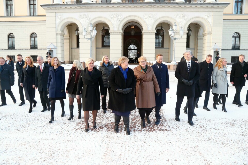 Solberg-regjeringen på Slottsplassen etter ekstraordinært statsråd på Slottet onsdag ettermiddag. Statsminister Erna Solberg (H), finansminister Siv Jensen (Frp) og kulturminister Trine Skei Grande (V) går i front. Foto: Heiko Junge/NTB scanpix