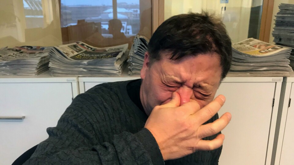 Mange velger å kvele nys ved å holde for nesen. Det skaper et trykk som i verste fall kan gi alvorlige skader i hals, svelg og nakke. Illustrasjonsfoto.