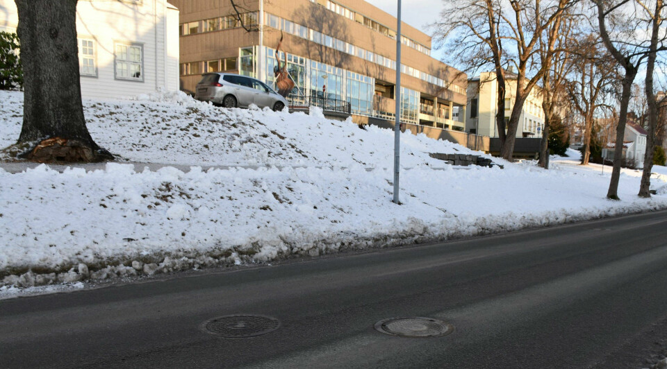 ÅSTEDET: Rett utenfor stadion i Molde ligger et kumlokk fra Oslo. Men hvordan har det havnet her? FOTO: STIAN LYSBERG SOLUM/NTB SCANPIX ÅSTEDET: Rett utenfor stadion i Molde ligger et kumlokk fra Oslo. Men hvordan har det havnet her? FOTO: STIAN LYSBERG SOLUM/NTB SCANPIX