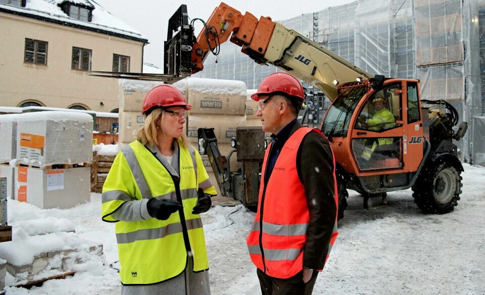 Arbeidsminister Anniken Hauglie (H) lanserer nye krav til alle offentlige virksomheter for å hindre sosial dumping. Her står hun med Harald Vaagaasar Nikolaisen, administrerende direktør i Statsbygg.
