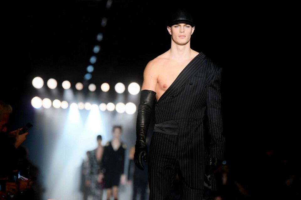 Ikke lett å være mann i motebransjen, skal vi tro modellagenter med lang erfaring. Her fra Moschinos visning i Milano 13. januar i år.