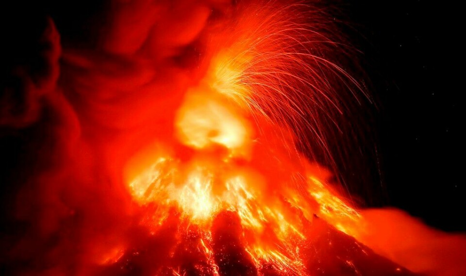 Store mengder lava og aske veltet natt til tirsdag opp fra vulkanen Mayon på Filippinene.
