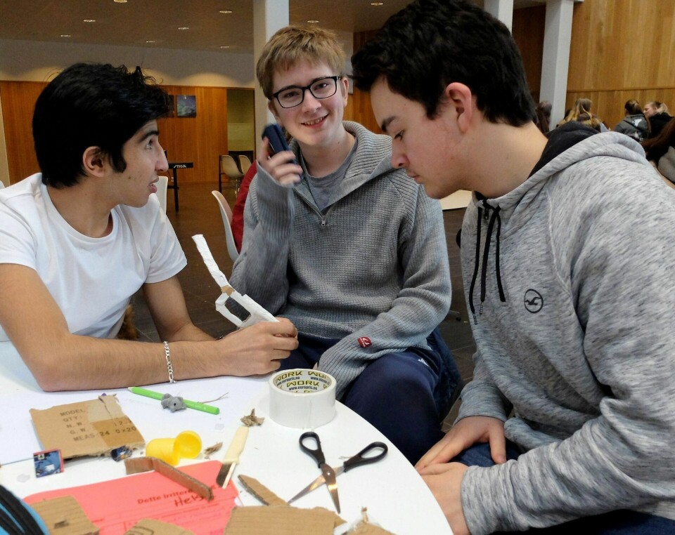 God idé: (F.v.:) Ayamodin Jakoblai (15), Sigurd Langberg (15) og Viktor Kaan Eroglu (15) fra Tranby ungdomsskole hadde masse ideer. Da Eroglu foreslo en slags digital assistent for eldre, lokalisert i et par briller, var saken avgjort.