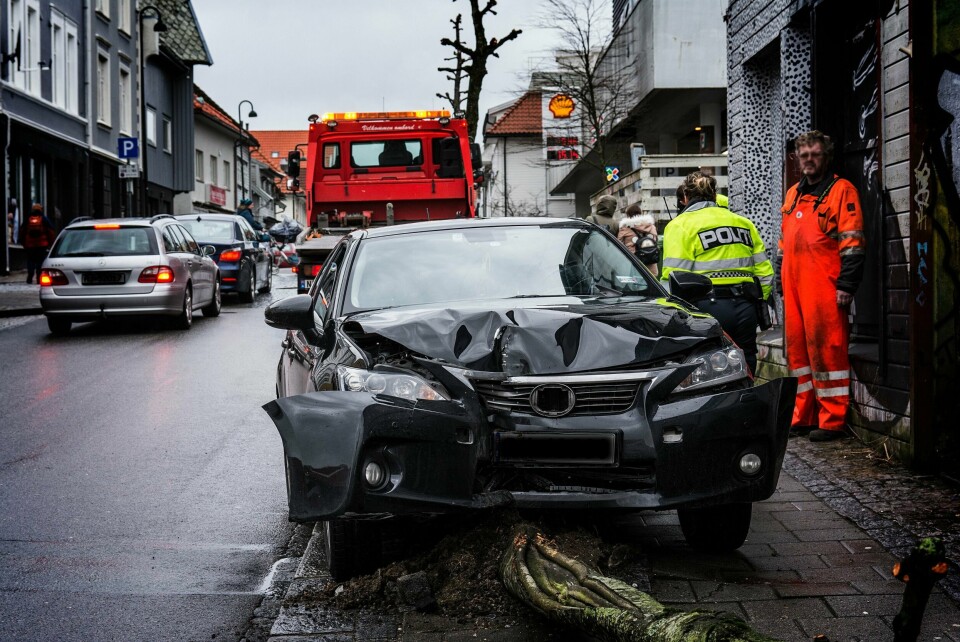 En bil krasjet i et tre i Pedersgata onsdag ettermiddag. Foto: Ekatarina Obukhova
