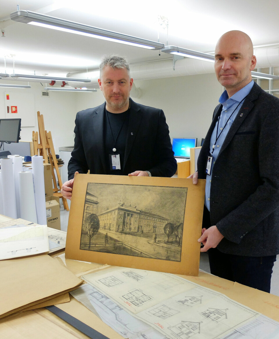 Skattkammeret: Byarkivar Tom Oddby t.v. og byplansjef Heming Herdlevær er svært glade for arkivskatten som nå skal ut til folk. Her med den spektakulære tegningen av byplansjef Alf Bugge fra 1925, av kinoen som var tenkt bygget på Gamle kirkeplass. Skattkammeret: Byarkivar Tom Oddby t.v. og byplansjef Heming Herdlevær er svært glade for arkivskatten som nå skal ut til folk. Her med den spektakulære tegningen av byplansjef Alf Bugge fra 1925, av kinoen som var tenkt bygget på Gamle kirkeplass.