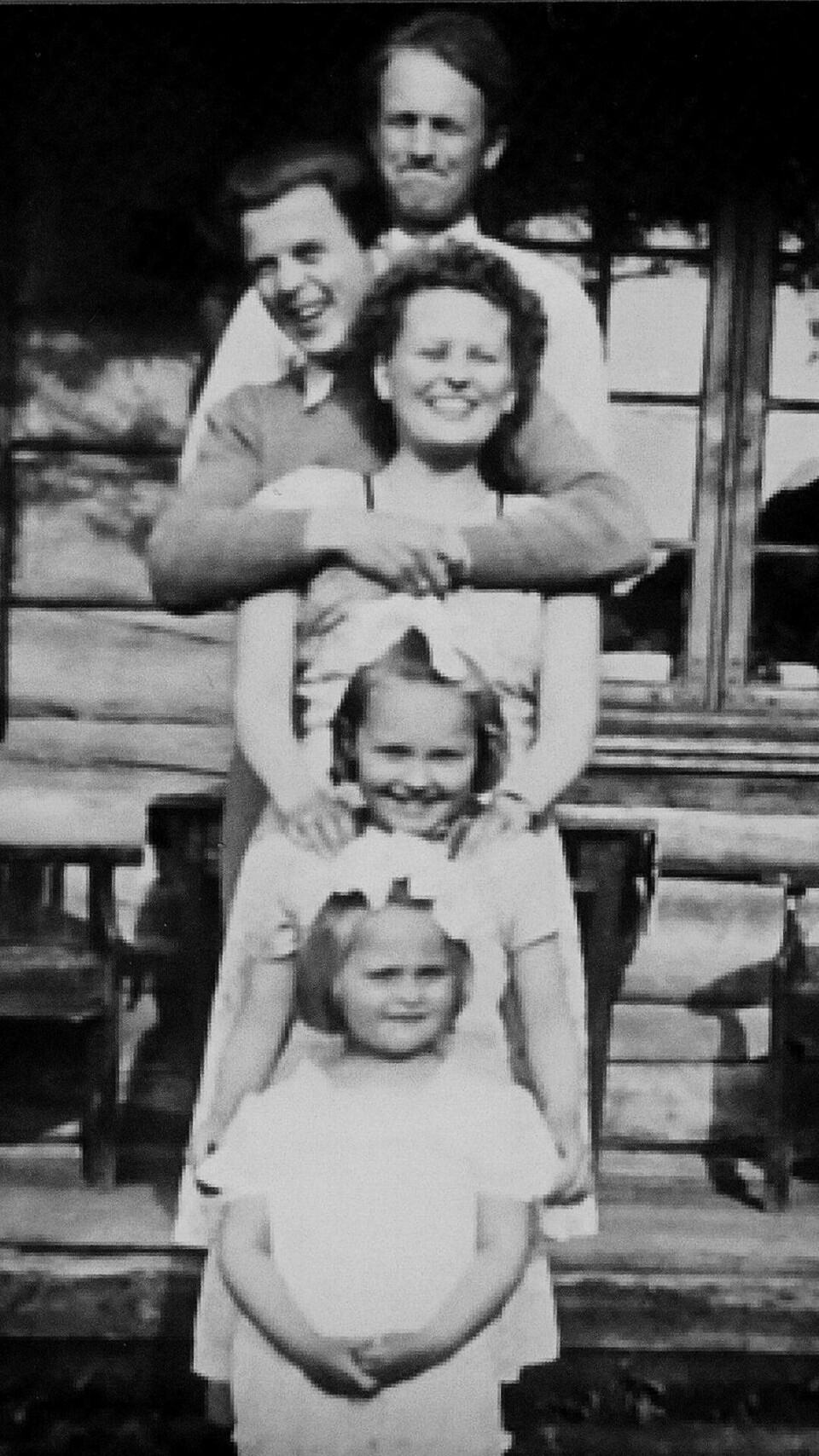 Familie: Reidun Aass Olsen ca. 20 år (midten), foran mannen Kjell og storebroren (bakerst). De to jentene foran er hun tante til. Familie: Reidun Aass Olsen ca. 20 år (midten), foran mannen Kjell og storebroren (bakerst). De to jentene foran er hun tante til.
