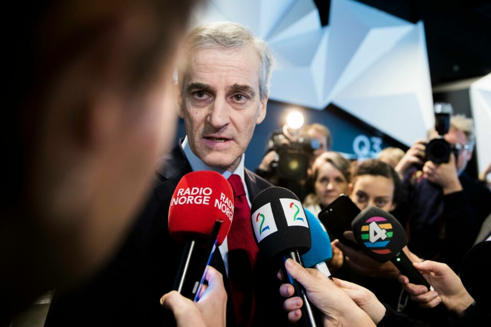 Arbeiderpartileder Jonas Gahr Støre møter pressen mellom sentralstyremøtet og det ekstraordinære landsstyremøtet til Arbeiderpartiet som avholdes på Gardermoen mandag. Møtene diskuterer bl. a. håndteringen av Giske-saken. Foto: Håkon Mosvold Larsen / NTB scanpix