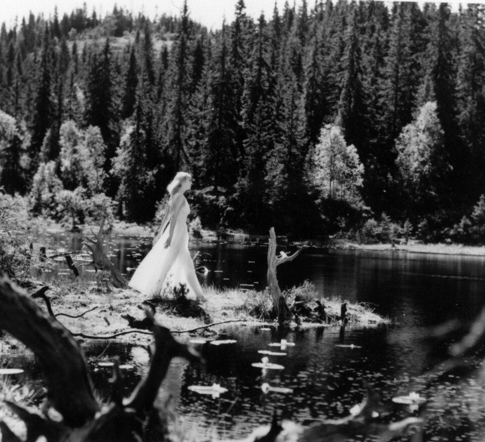 Henny Moan i Kåre Bergstrøms klassiske filmatisering av «De dødes tjern» fra 1958. André Bjerke hadde selv en rolle i filmen. FOTO: NTB SCANPIX