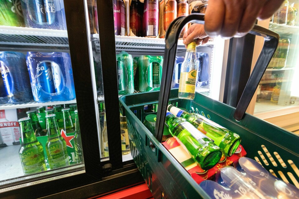 jøp av øl og rusbrus på butikk. I gjennomsnitt drikker en voksen nordmann 7 liter ren alkohol i året. 5 liter handles på butikken eller Vinmonopolet, og i tillegg kommer grensehandel, taxfree og skjenking på utesteder. Foto: Gorm Kallestad/NTB scanpix