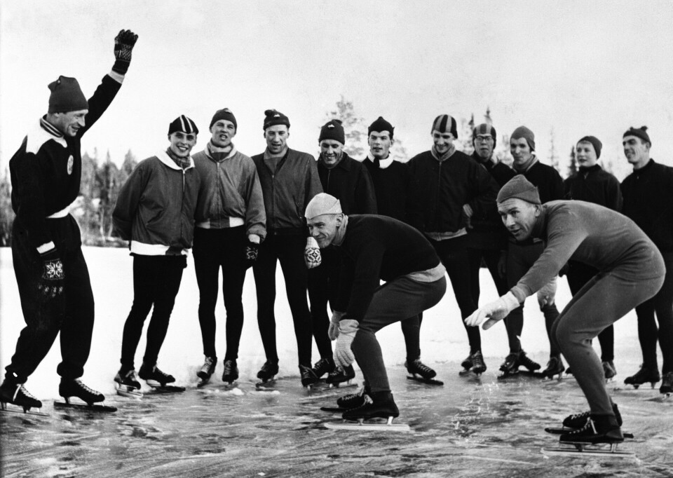 Hjalmar Andersen «Hjallis» har trukket i svensk landslagsdrakt og blitt trener for de svenske skøytehåpene, skrev Aktuell i 1957 fra Vålådalen i Sverige. Hjalmar Andersen «Hjallis» har trukket i svensk landslagsdrakt og blitt trener for de svenske skøytehåpene, skrev Aktuell i 1957 fra Vålådalen i Sverige.