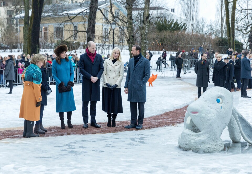 De kongelige fikk i dag besøke Prinsesse Ingrid Alexandras skulpturpark. Fra venstre: dronning Sonja, prinsesse Ingrid Alexandra, hertuginne Kate, prins William, kronprinsesse Mette-Marit, kronprins Haakon og en skulptur hvis ansiktsuttrykk perfekt beskriver situasjonen. De kongelige fikk i dag besøke Prinsesse Ingrid Alexandras skulpturpark. Fra venstre: dronning Sonja, prinsesse Ingrid Alexandra, hertuginne Kate, prins William, kronprinsesse Mette-Marit, kronprins Haakon og en skulptur hvis ansiktsuttrykk perfekt beskriver situasjonen.