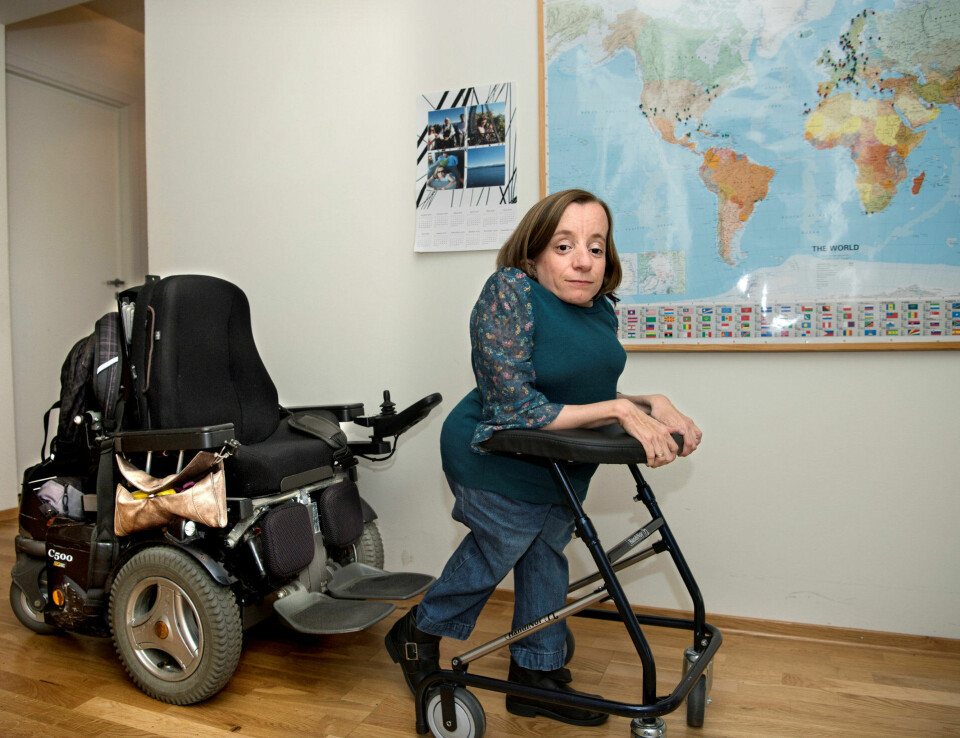 Det var da hun skulle bevege seg over fra den elektriske rullestolen til gåstolen, at det ene beinet på gåstolen brakk og Gry Tofte Haugen (37) falt og slo hodet. I dag er hun blind på det ene øyet og kan ikke jobbe fulltid lenger. Det var da hun skulle bevege seg over fra den elektriske rullestolen til gåstolen, at det ene beinet på gåstolen brakk og Gry Tofte Haugen (37) falt og slo hodet. I dag er hun blind på det ene øyet og kan ikke jobbe fulltid lenger.