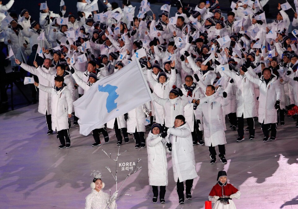Et for anledningen forent Korea entrer Olympiastadion.Nord-Koreas Hwang Chung Gum og Sør-Koreas Won Yun-jong bærer flagget. Et for anledningen forent Korea entrer Olympiastadion.Nord-Koreas Hwang Chung Gum og Sør-Koreas Won Yun-jong bærer flagget.