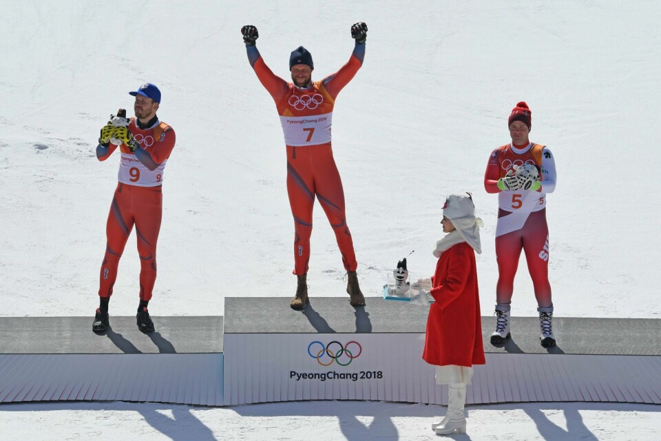 Kjetil Jansrud (t.v.) Aksel Lund Svindal og Beat Feuz hylles i alpinsenteret. Medaljeutdelingen skjer senere i dag.