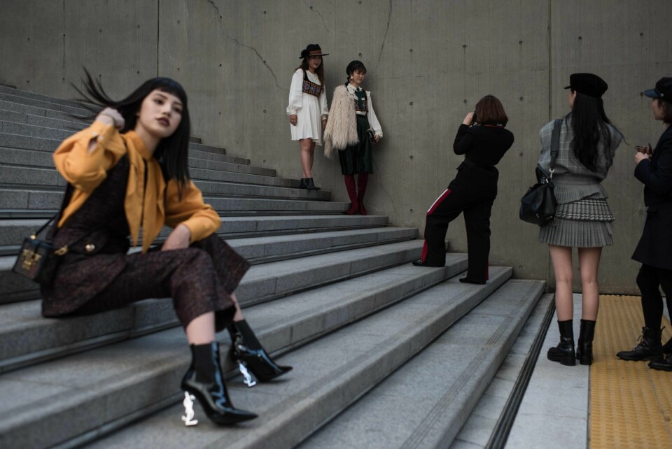 Sør-Koreas trendsettere er vel så interessant antrukket som modellene på catwalken og utenfor visningsarenaen på Dongdaemun Design Plaza er det travel fotoaktivitet mellom motevisningene. Sør-Koreas trendsettere er vel så interessant antrukket som modellene på catwalken og utenfor visningsarenaen på Dongdaemun Design Plaza er det travel fotoaktivitet mellom motevisningene.