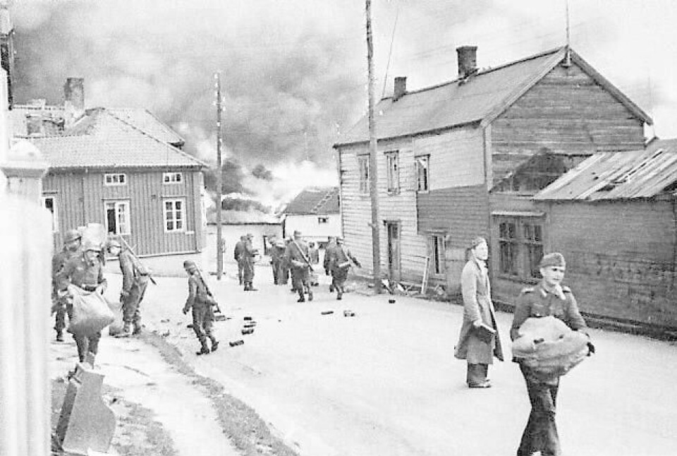 Finnmark ble tvangsevakuert og nedbrent mot slutten av 2. verdenskrig. Nå viser nye opplysninger at ordren kom fra øverste hold i Nazi-Tyskland. FOTO: KRIGSARKIVET/NTB SCANPIX