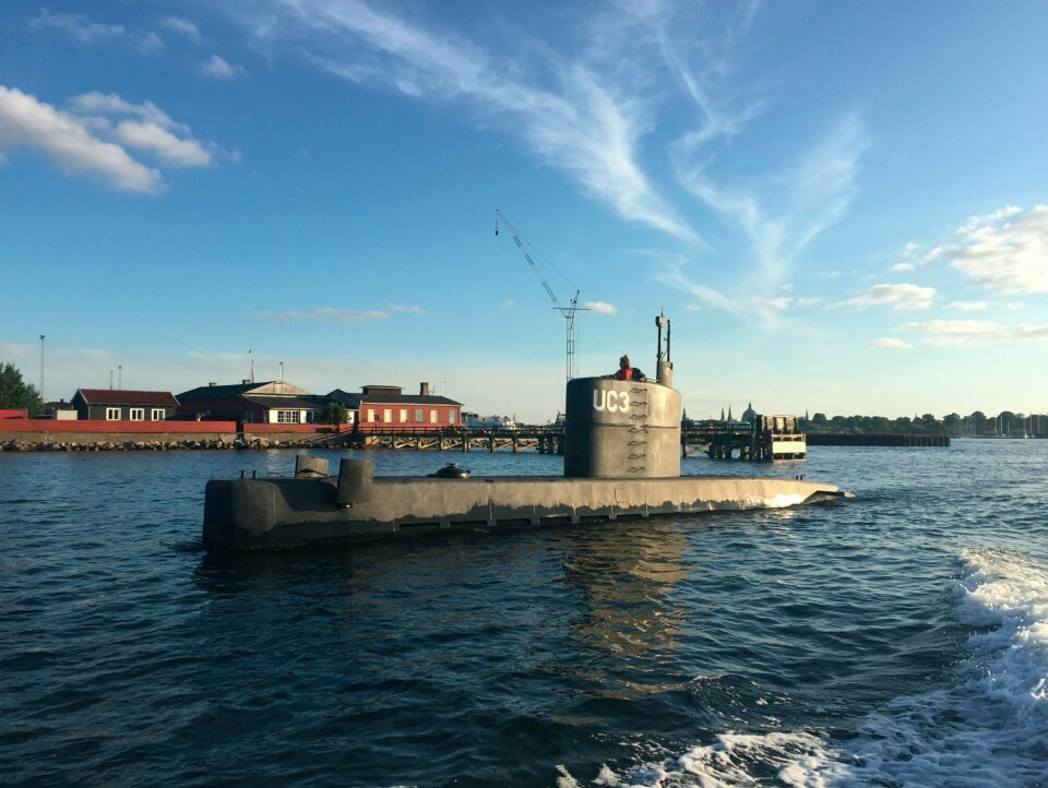 Peter Madsen er tiltalt for drap og partering av den svenske journalisten Kim Wall som var med på turen og som man antar står sammen med Peter Madsen i tårnet på ubåten da bildet er tatt.