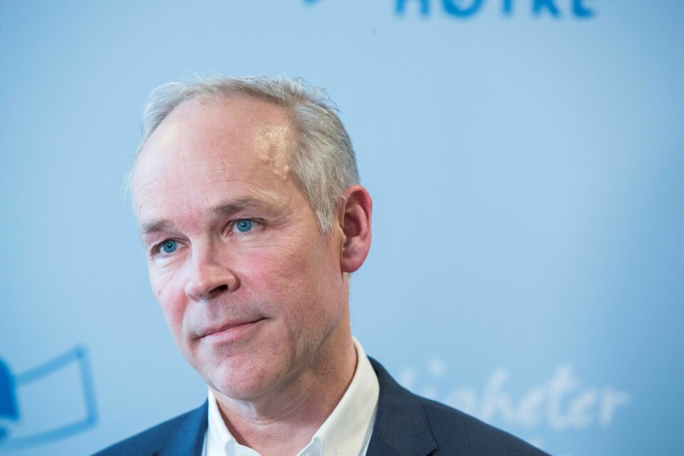 Kunnskaps- og integreringsminister Jan Tore Sanner sier barn som står i fare for å bli sendt ut av Norge mot sin vilje, ikke bør ha pass.