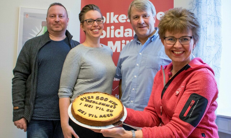 – Folket sier nei til EUs energiunion, sier Kathrine Kleveland (t. h.), leder i Nei til EU, etter den sterke medlemsveksten de seneste ukene. I går ble dette feiret med kake på kontoret i Schweigaards gate i Oslo sentrum, også av medlemsansvarlig Kjell Arnestad (f. v.), generalsekretær Hilde L. Nylén og kakebaker og verveansvarlig Karl-Sverre Holdal.