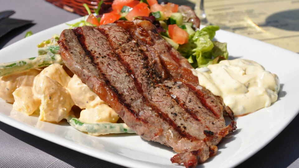 Uttalen av retten entrecôte med pommes frites og béarnaise er tema for Rolf Schreiners skråblikk. Foto: Tore Bruland