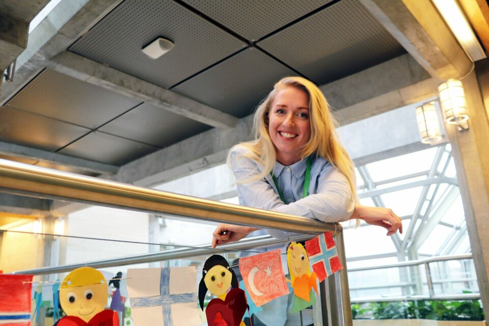 10. mars er datoen for Barnas verdensdag. Vennskapslenker laget av skoler og barnehager er allerede på plass. Agnete In't Velt Bendiksen og resten av staben på Kulturhuset Sølvberget åpner dørene for kulturinntrykk fra hele kloden. Foto: Stein Roger Fossmo