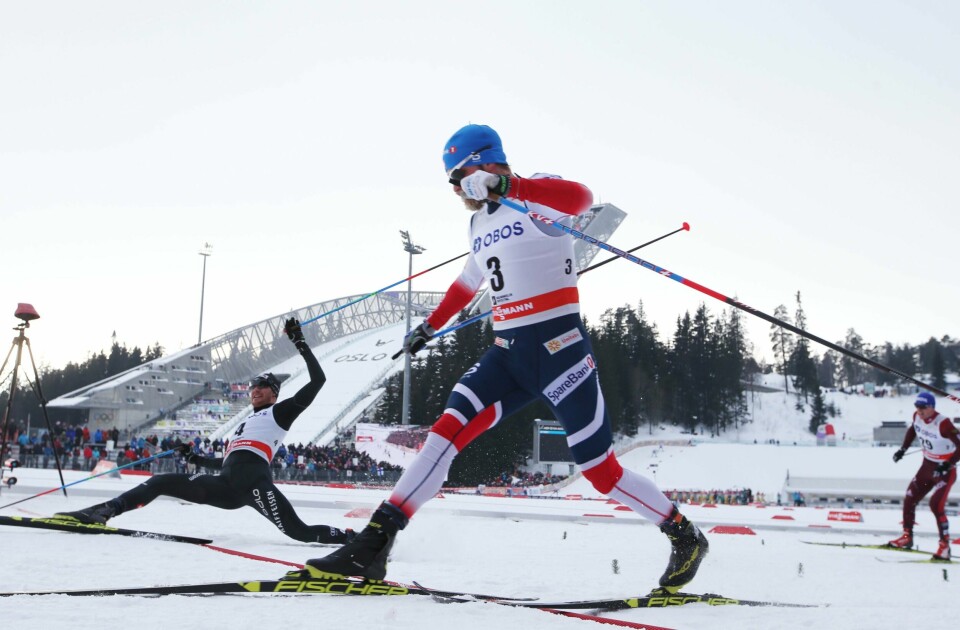 Martin Johnsrud Sundby kaster seg ikke fram, men det gjør Dario Cologna etter 50 kilometer i Holmenkollen lørdag.
