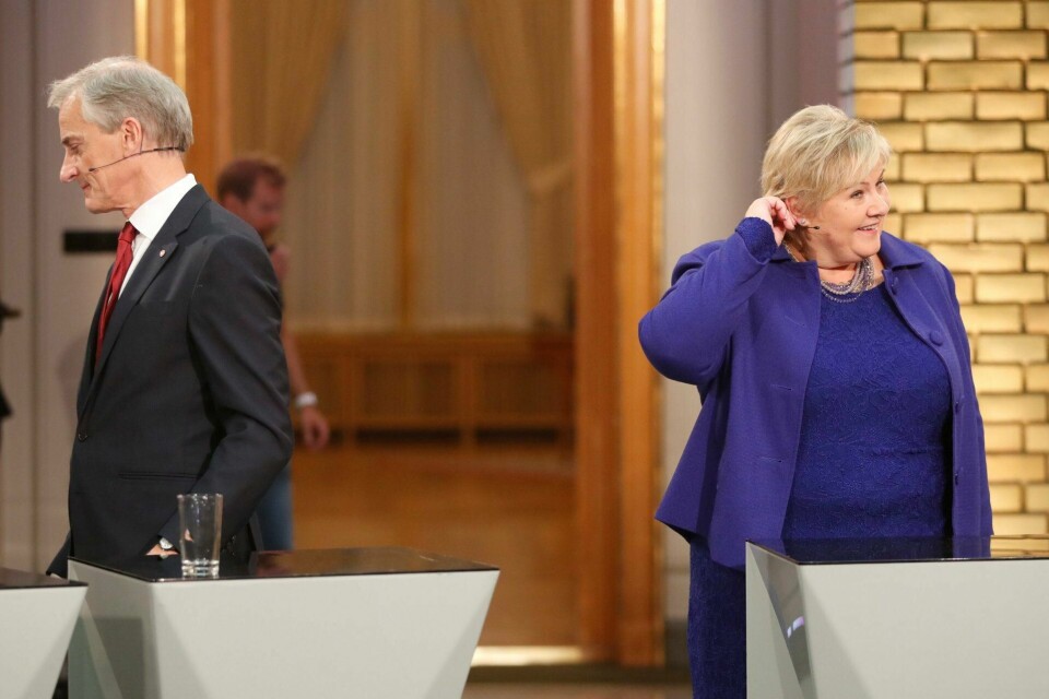 STATUS QUO: Jonas Gahr Støre og Arbeiderpartiet går tilbake, mens Erna Solberg og Høyre står støtt på toppen av den politiske arenaen. Høyre er landets største parti for sjette måned på rad. FOTO: LISE ÅSERUD/NTB SCANPIX