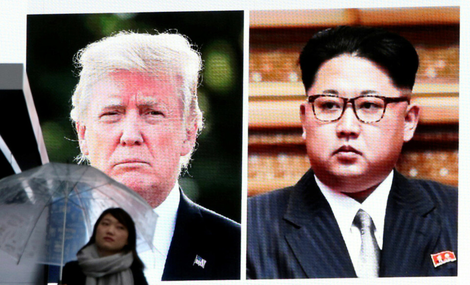 At USAs president Donald Trump har sagt seg villig til å møte Nord-Koreas leder Kim Jong-un har sendt sjokkbølger gjennom verden. Det gir forsiktig optimisme, selv om mange er skeptiske. Her fra Tokyo, der en kvinne passerte en storskjerm i går. At USAs president Donald Trump har sagt seg villig til å møte Nord-Koreas leder Kim Jong-un har sendt sjokkbølger gjennom verden. Det gir forsiktig optimisme, selv om mange er skeptiske. Her fra Tokyo, der en kvinne passerte en storskjerm i går.