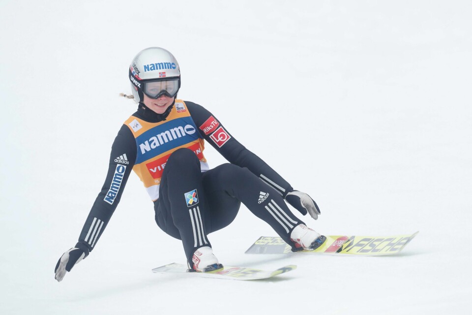 Maren Lundby smilte da hun landet i Holmenkollen søndag.