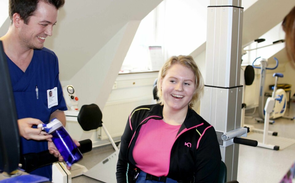 Johanne Marie Hemnes fikk slag for ett år siden, som 18-åring. På Forsterket rehabilitering på Aker sykehus får hun god hjelp i opptreningen. Her sammen med fysioterapeut Joakim Mostue Halvorsen.