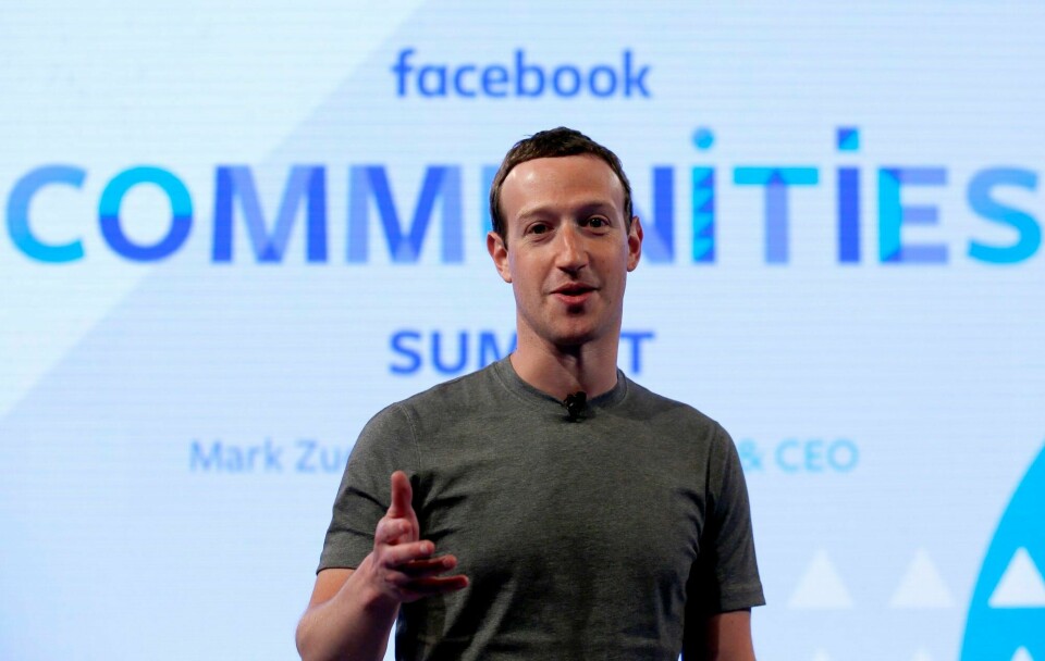Både EU og amerikanske myndigheter krever svar av Facebook-sjef Mark Zuckerberg etter avsløringer om datainnsamling
