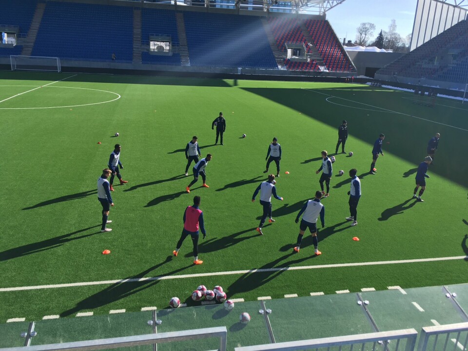 Det ser sommerlig ut på Intility arena når Vålerenga trener selv om kuldegradene biter. Det ser sommerlig ut på Intility arena når Vålerenga trener selv om kuldegradene biter.