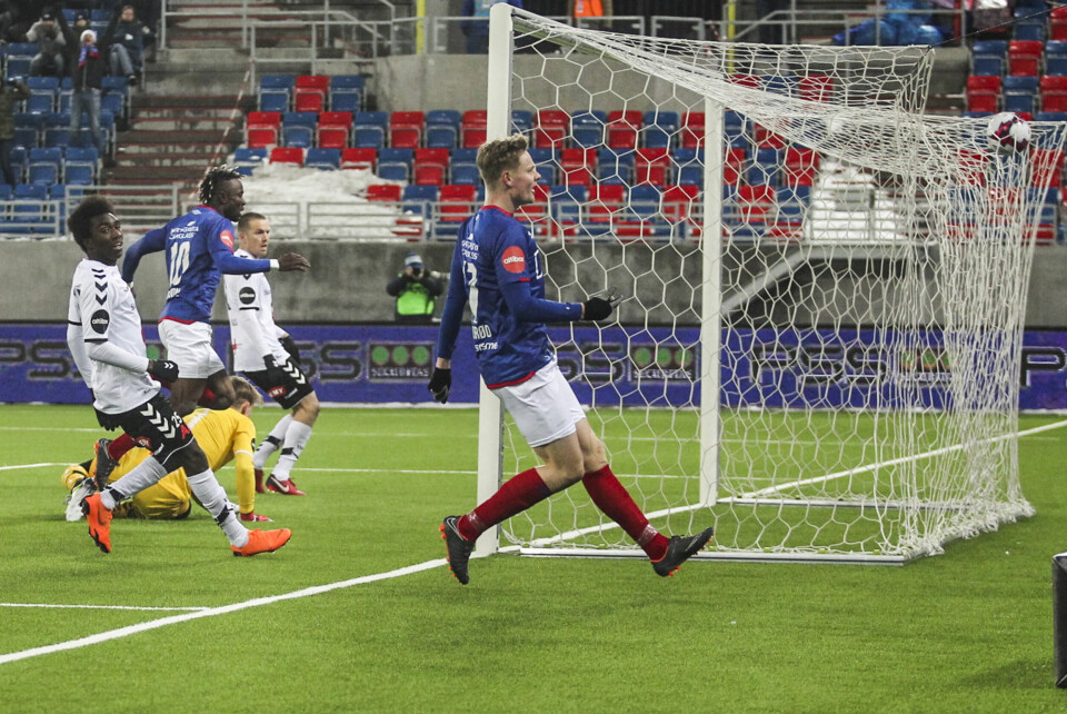 Sam Johnson har dundret ballen i mål med et stegskudd med venstrebeinet etter at Simen Juklerød (nærmest) har levert sin andre målgivende for kvelden. Sam Johnson har dundret ballen i mål med et stegskudd med venstrebeinet etter at Simen Juklerød (nærmest) har levert sin andre målgivende for kvelden.